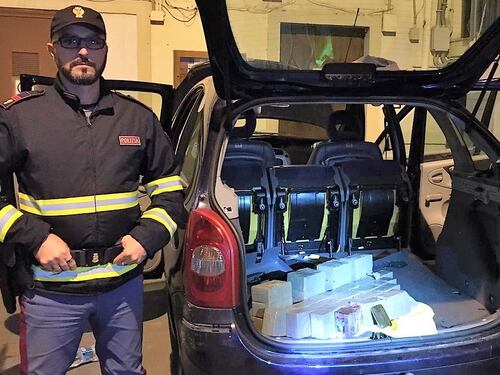 Trenta chili di droga in auto: la polizia scopre e arresta il puher