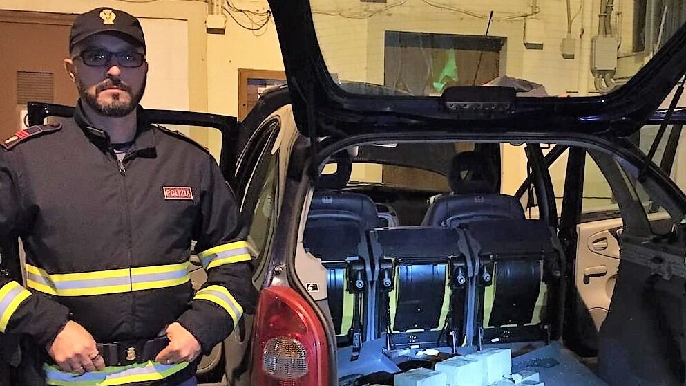Trenta chili di droga in auto: la polizia scopre e arresta il puher