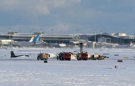 Le immagini choc dell'aereo capovolto sulla pista d'atterraggio a Toronto 9