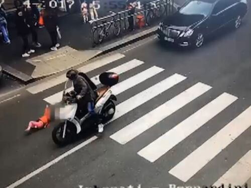 Milano, investe con lo scooter una bimba e scappa: denunciato imprenditore 65enne