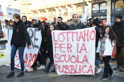 Gli studenti in corteo a Milano: alcuni indossano gilet gialli 8
