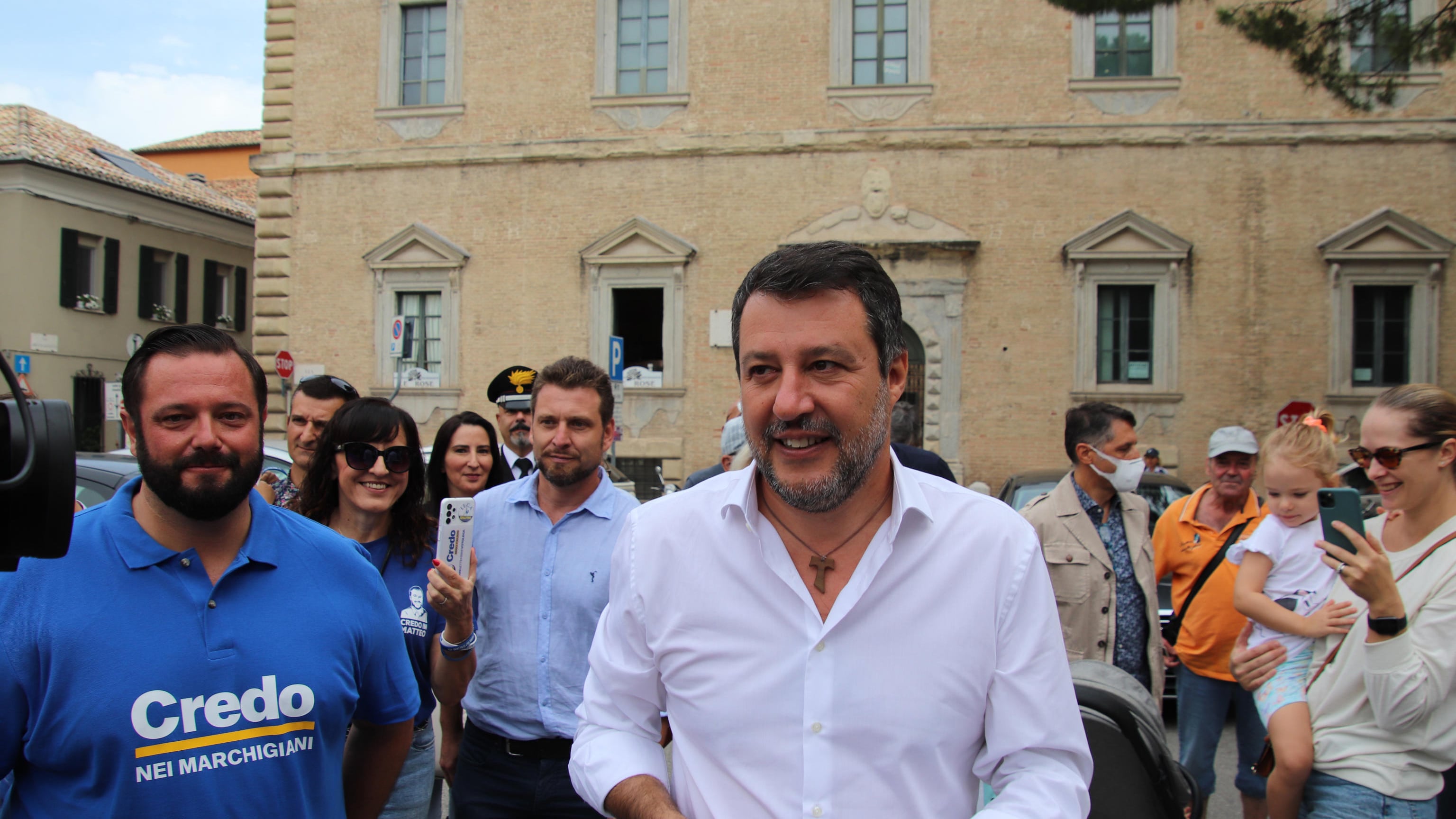 I sondaggi bocciano la Lega e Salvini si smarca. Critica le sanzioni alla Russia e anche Draghi