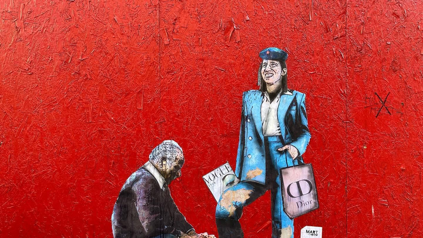 "Le interessano solo le copertine patinate". L'artista asfalta la Schlein
