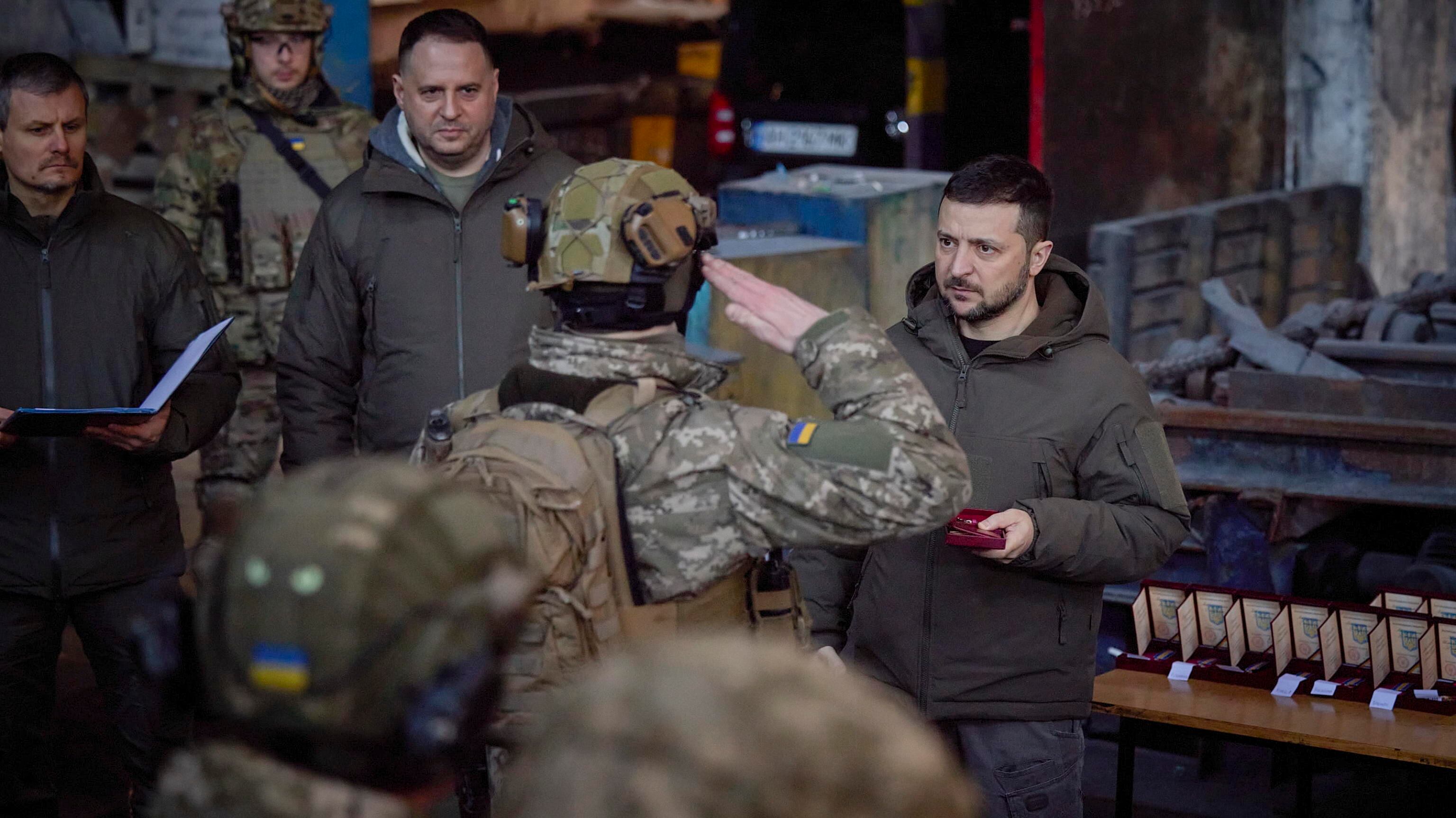 "Vampiri insaziabili". Raffica di dimissioni: cosa sta succedendo in Ucraina