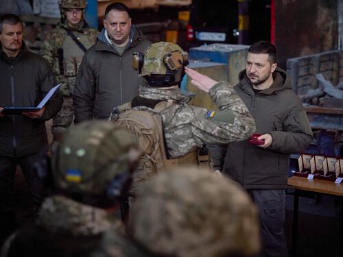 Trecento giorni di guerra. "Ripresa la metà del Paese". E Zelensky vola da Biden
