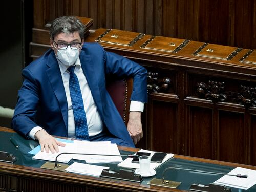 Battaglia sulla manovra. Pensioni, ora si cambia: nuova quota a 63 anni