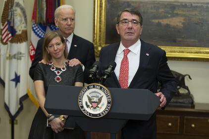 Le carezze di Biden alla moglie del ministro 3