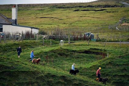 Foula, una splendida isola inglese per solo 30 abitanti 12