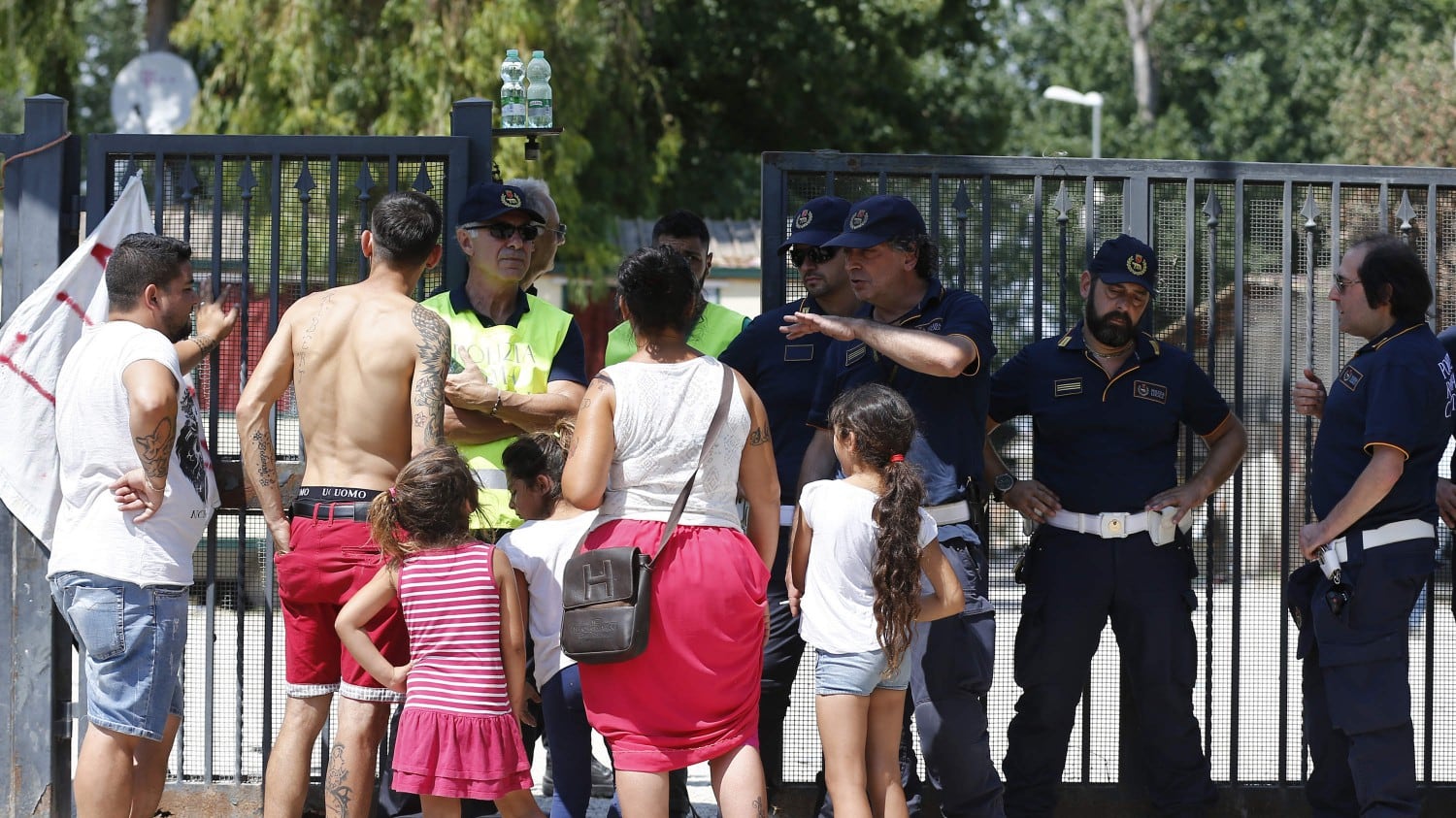 Il Comune di Roma fa lo scaricabarile: "Rom irregolari? Colpa di Salvini"