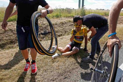 Brutta caduta al Tour de France, gara fermata 13