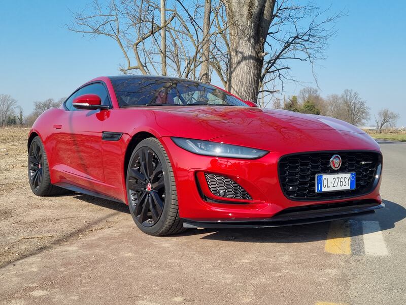 Jaguar F-Type 75 P450, un gioiello in via d’estinzione: guarda le foto 2