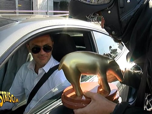 Milan, Striscia La Notizia consegna il Tapiro d'Oro a Maldini