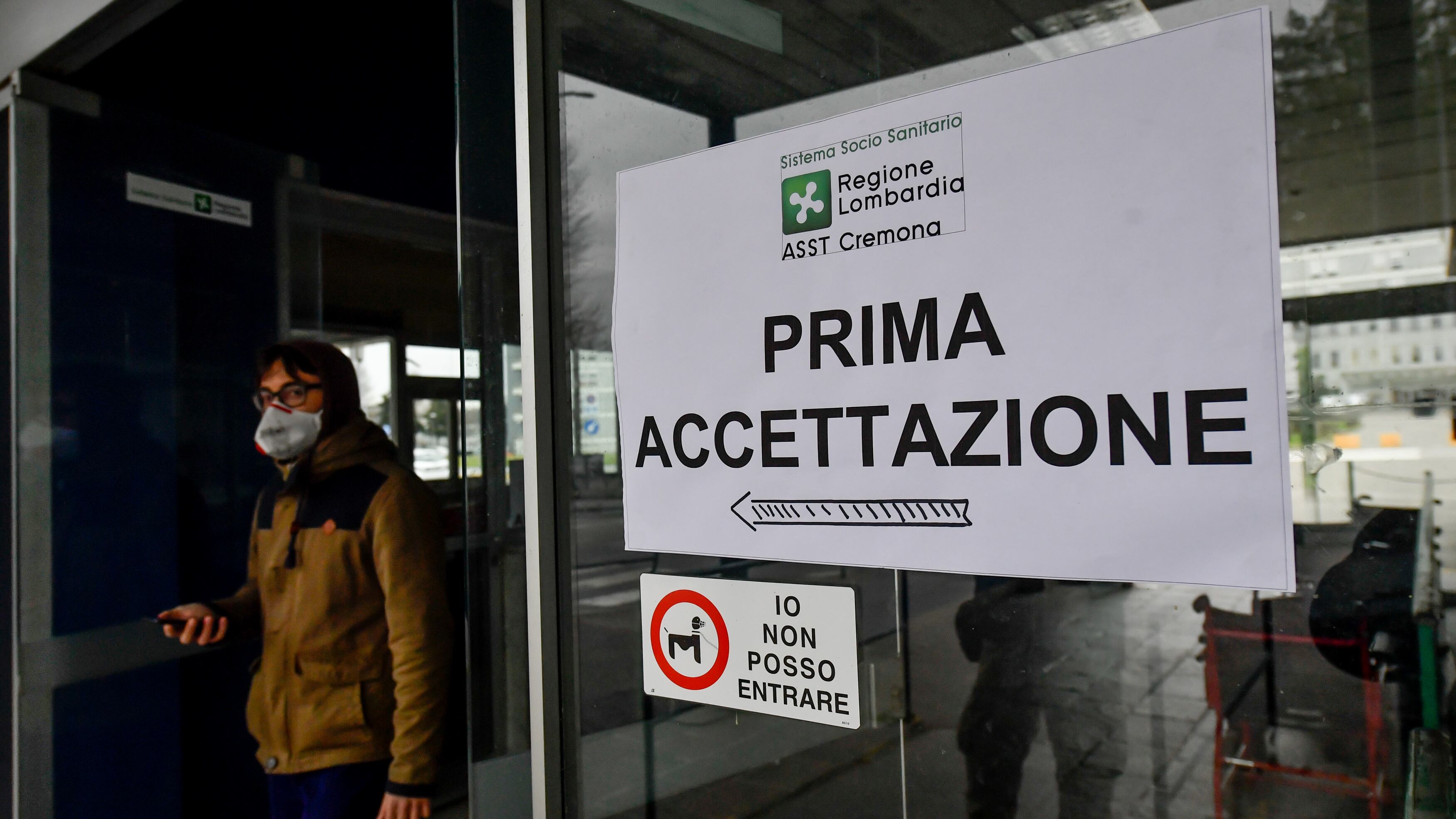 "Anziani non uscite di casa"
