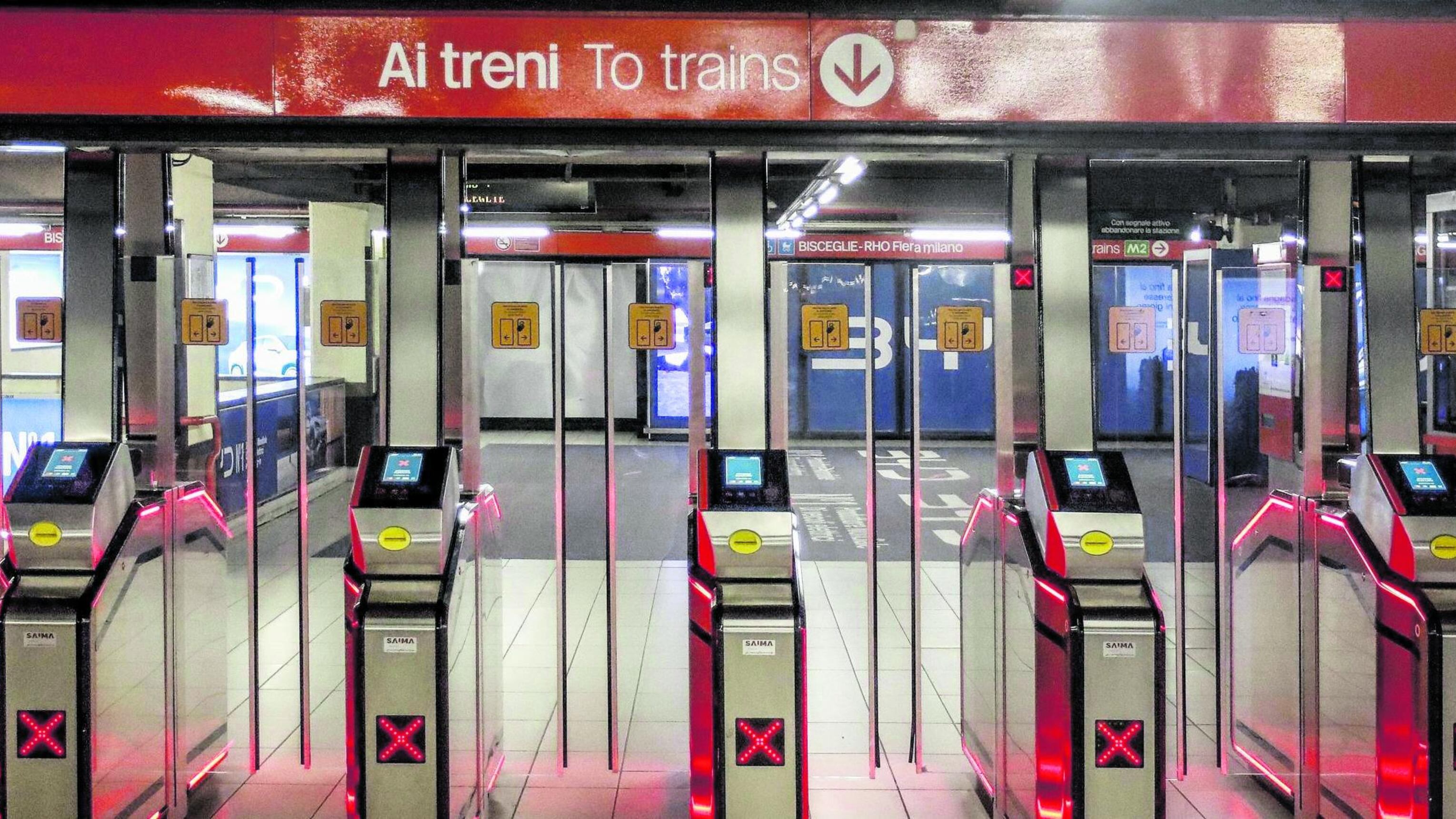 Frenata brusca della metro in centro a Milano, contusi e feriti lievi