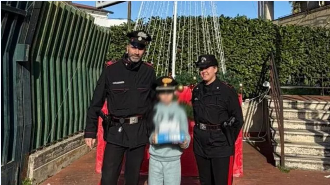 11enne vende libri per comprare un regalo alla sorellina: poi il gesto dei carabinieri commuove tutti