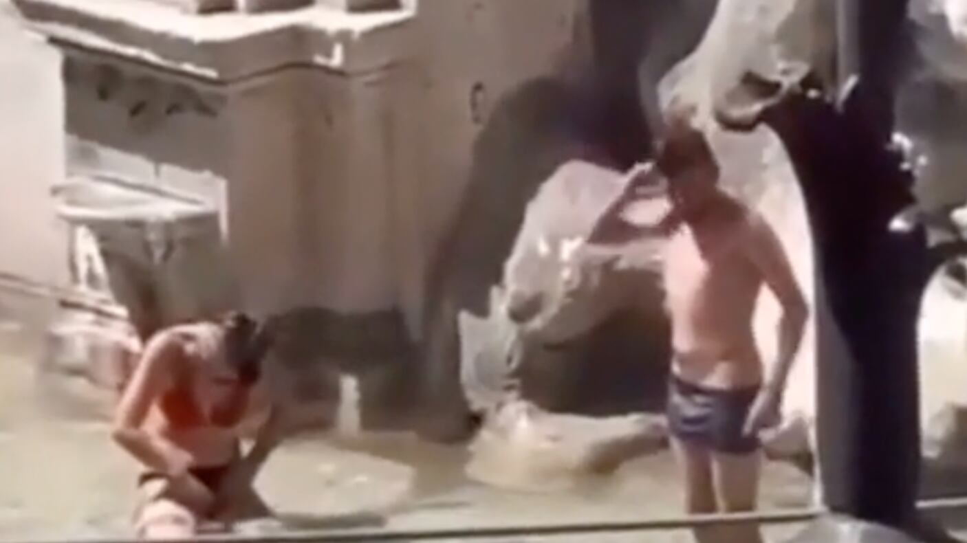 Fanno il bagno e si depilano in una fontana del '500