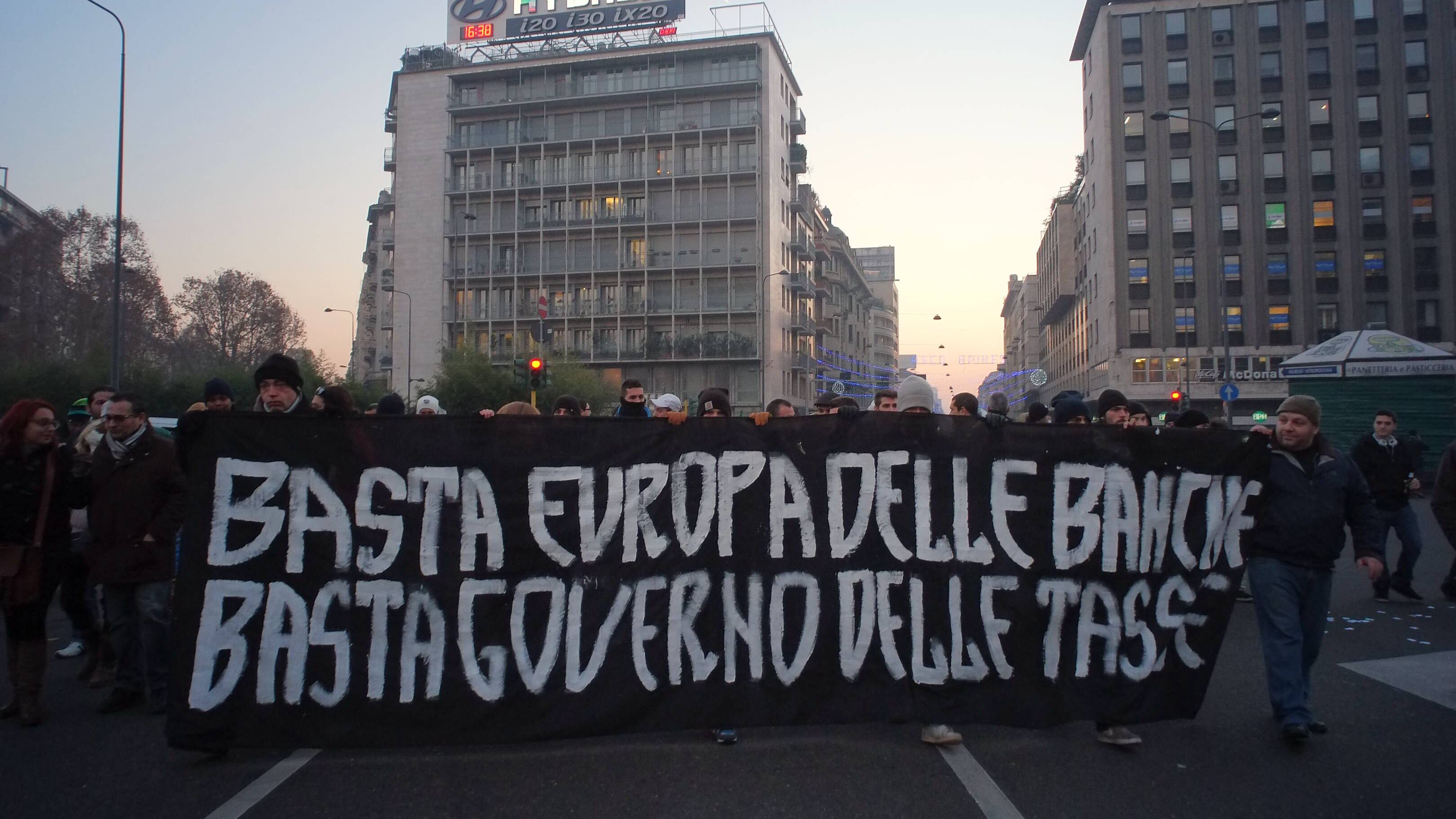 Continua il presidio dei Forconi. A Milano scontri con i tifosi dell'Ajax
