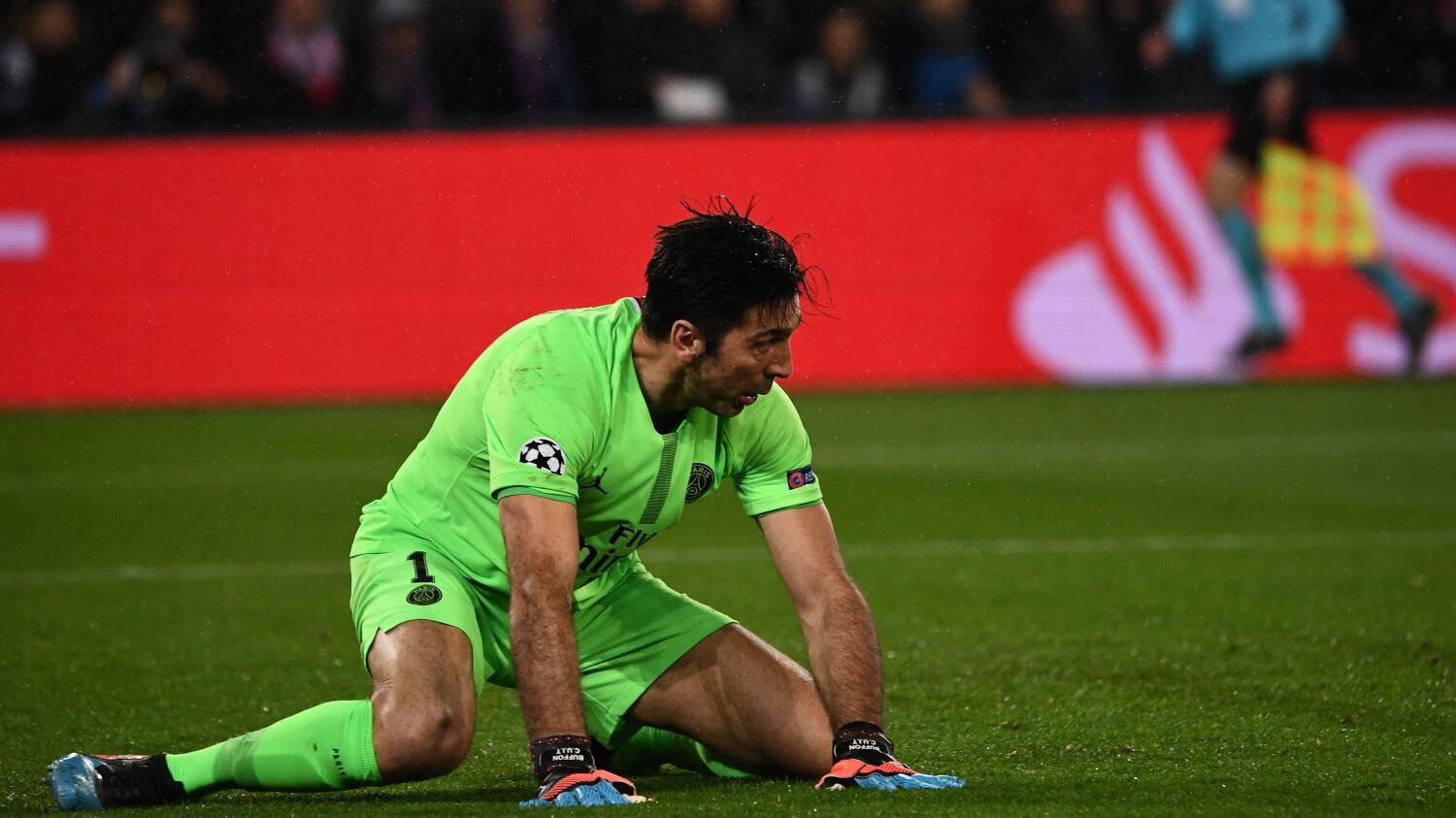 Psg fuori dalla Champions, tutti contro Buffon: "Alzala Gigi, alzala"