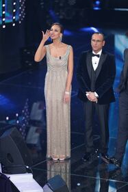 Sanremo 2016: gli abiti della prima serata 3