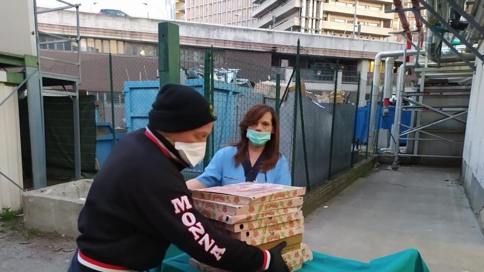 Monza, gli ultras consegnano pasti a medici e infermieri: "Non siete soli"