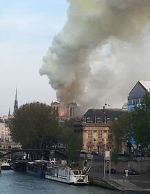 Parigi, la cattedrale di Notre Dame in fiamme 2