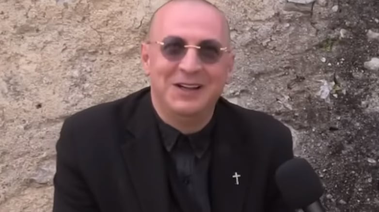 Nella comunità dell'ex don Minutella, sconsacrato da anni: vietato vedere le figlie. "Sei indemoniata, vattene satana"