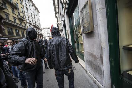 No Expo, scritte e vandalismo per le vie di Milano 5