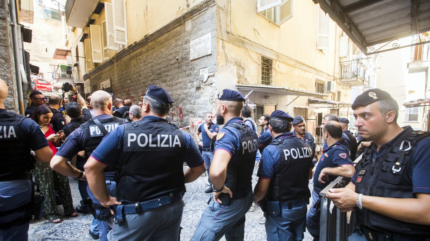 Napoli, esplode una casa durante uno sfratto: un morto e due feriti