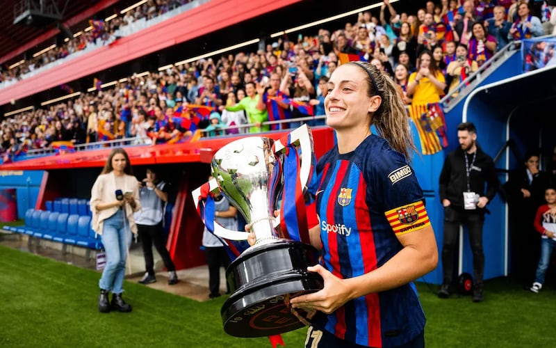 Alexia Putellas porta in trionfo il suo Barça col trofeo della Liga F (Fc Barcelona)