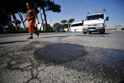 Gli interventi dei vigili urbani per chiudere le buche sulle strade della Capitale 14