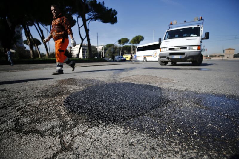 Gli interventi dei vigili urbani per chiudere le buche sulle strade della Capitale 14