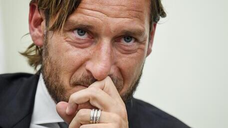 "Fermati e chiedi scusa". I vip contro Francesco Totti