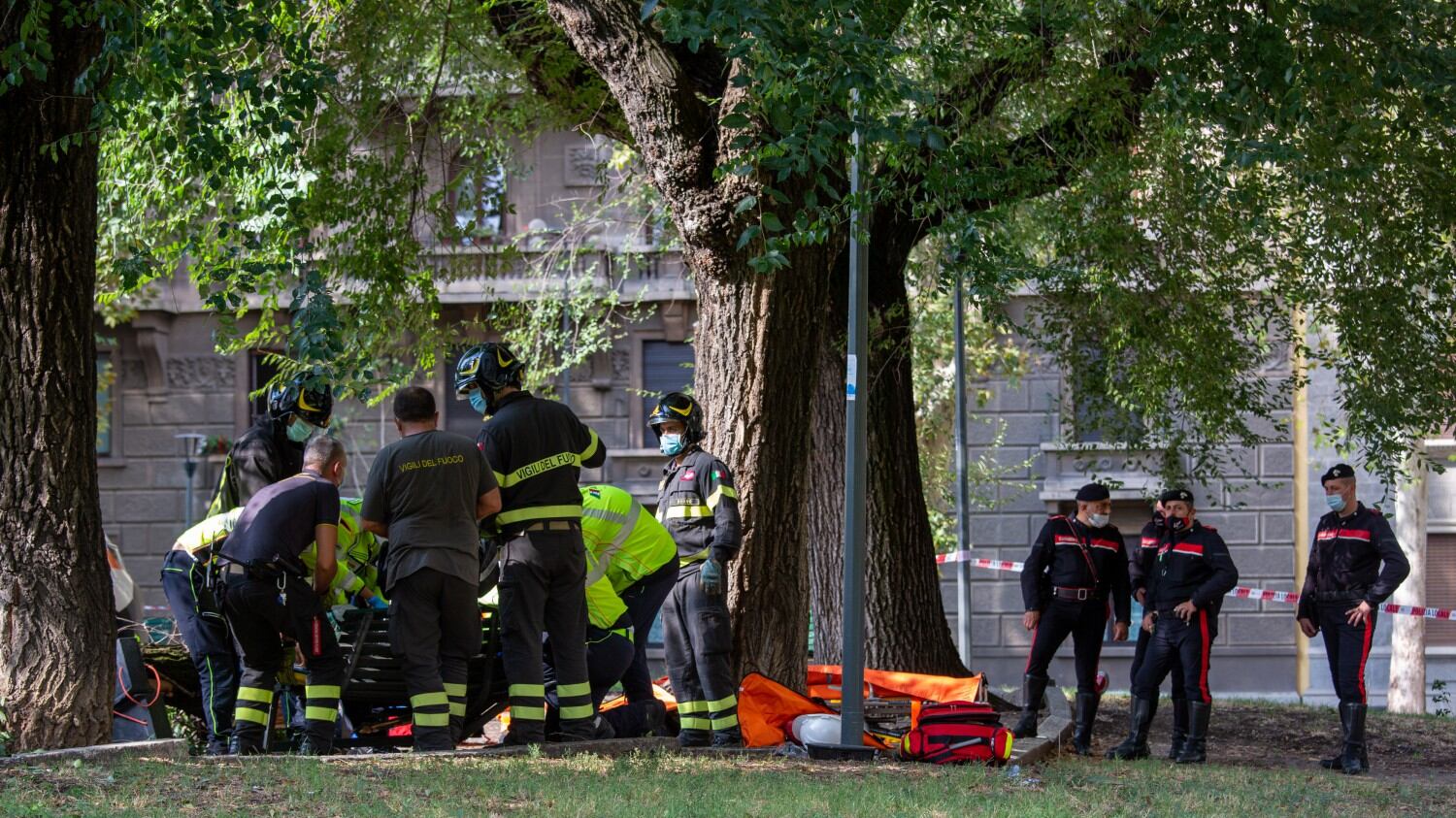 Un ramo precipita sulla panchina nel parco: grave la 57enne a Milano