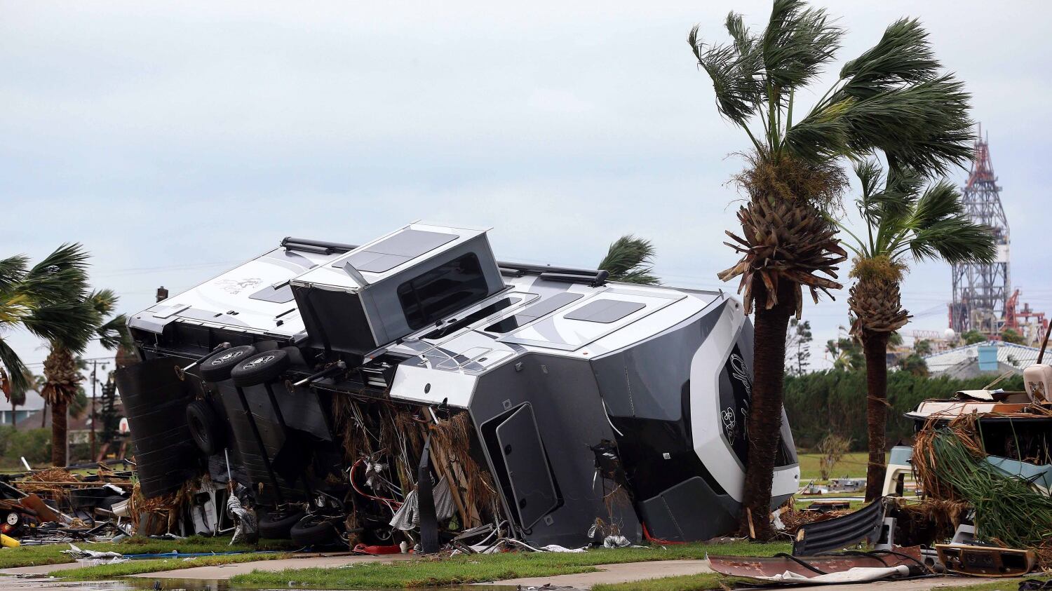 Texas, l'uragano Harvey fa almeno cinque morti