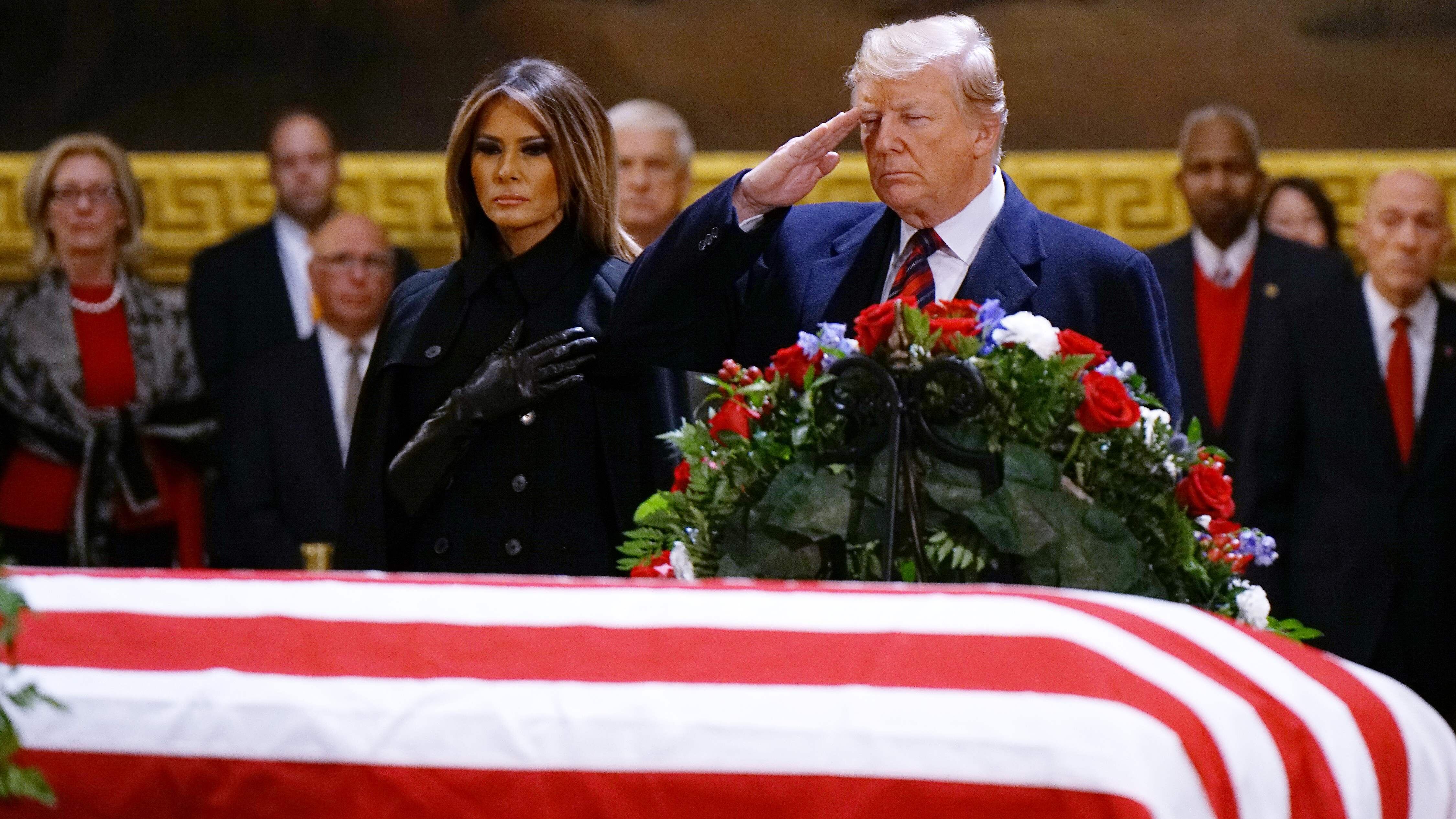 Trump sull'attenti per rendere omaggio a Bush