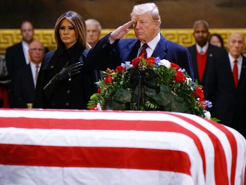 Trump sull'attenti per rendere omaggio a Bush