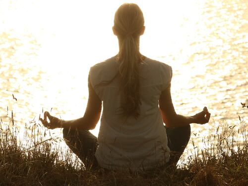 Meditare un quarto d’ora al giorno equivale a una giornata di ferie