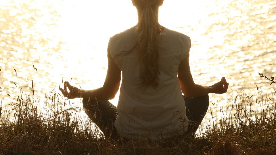 Meditare un quarto d’ora al giorno equivale a una giornata di ferie