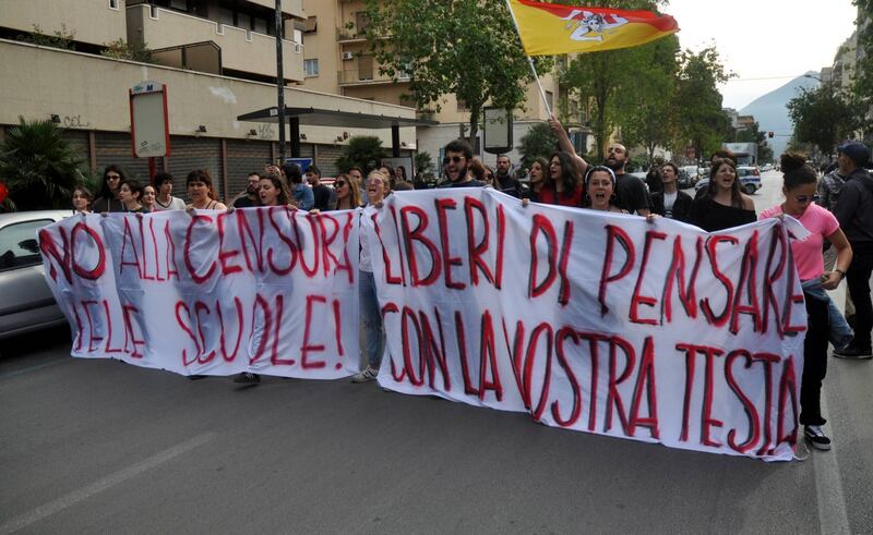 Sit-in a Palermo: slogan e striscioni a favore della prof sospesa 11