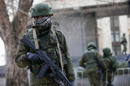 I soldati pattugliano la capitale della Crimea 12