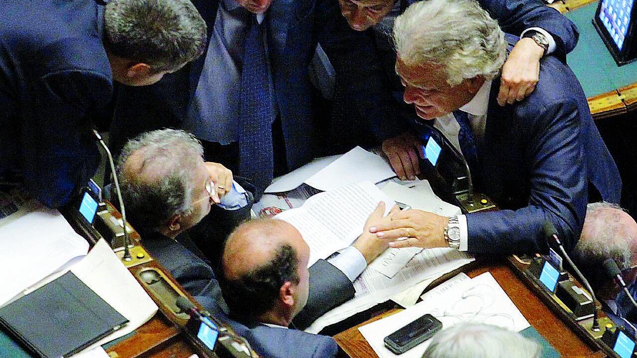 Protesta Pdl: aula vuota se parla Fini