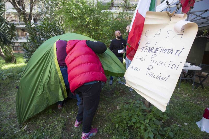 Casal Bruciato, residenti in protesta: "Le case prima agli italiani" 7