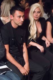 Lady Gaga, sobria ma seno in vista alla New York Fashion Week 18