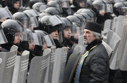 I preti ortodossi tra polizia e manifestanti 8