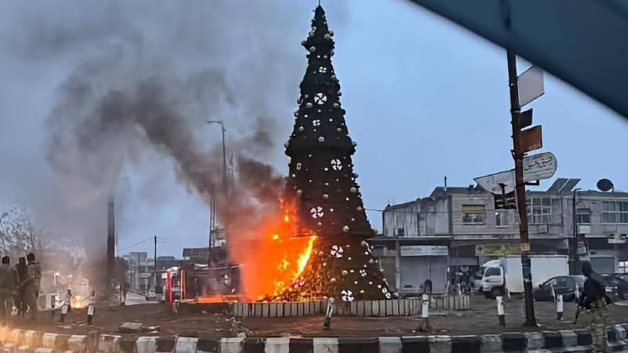 Siria, miliziani bruciano un albero di Natale. Esplodono le proteste dei cristiani a Damasco