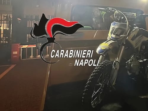 Baby centauro di 9 anni sfreccia su mini moto tra la folla: follia per le vie di Napoli