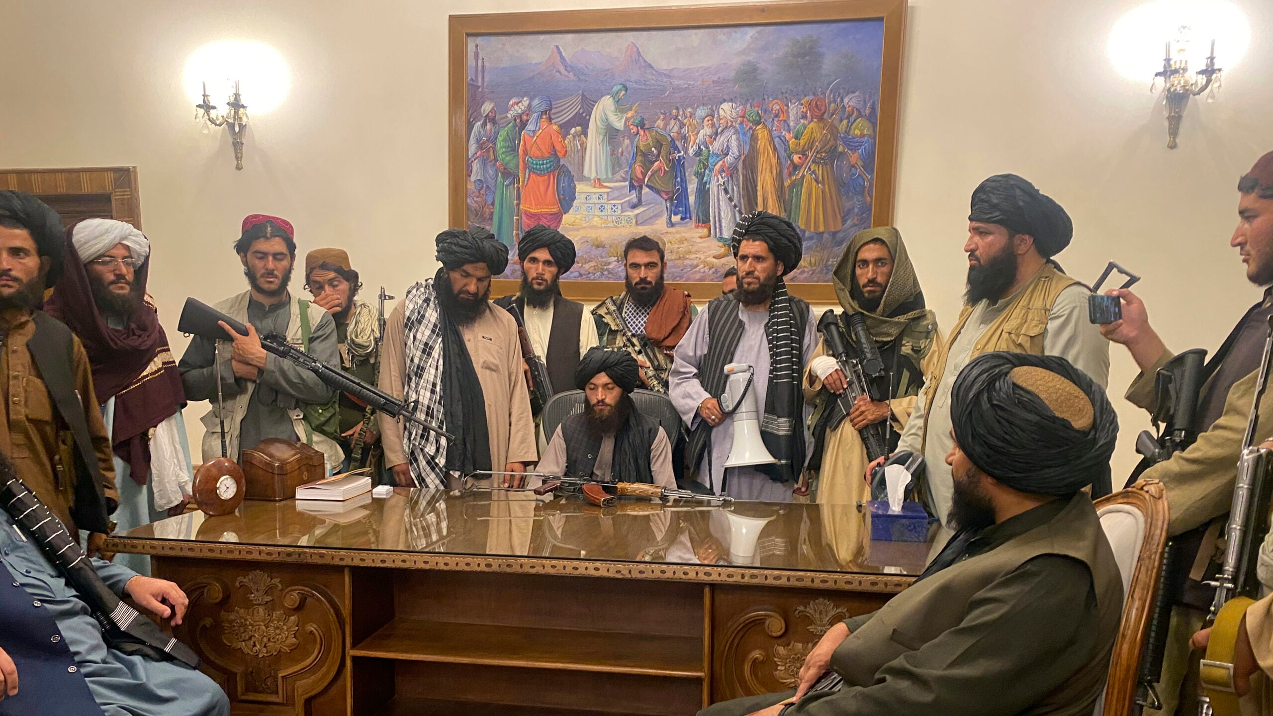 Pechino coi mullah. La Nato su Kabul: "Non torni a essere base dei terroristi"