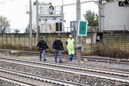 Bologna, operaio investito sui binari: il sopralluogo della polizia dopo la tragedia 5