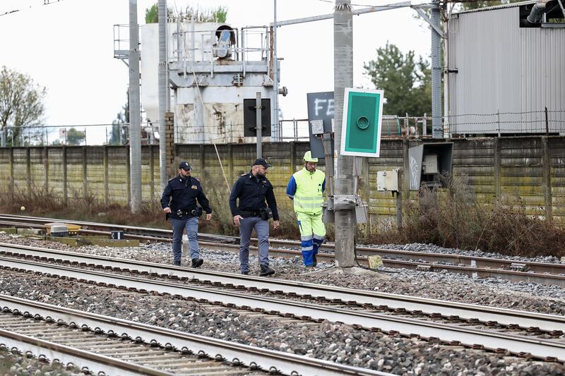 Bologna, operaio investito sui binari: il sopralluogo della polizia dopo la tragedia 5