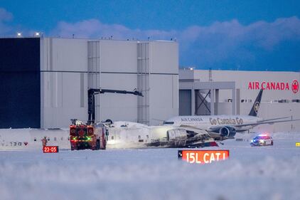Le immagini choc dell'aereo capovolto sulla pista d'atterraggio a Toronto 6